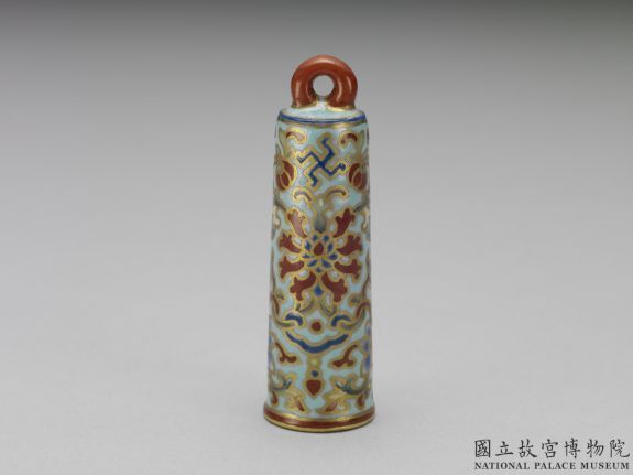 Porcelain feather fastener with fencai polychrome enamels, Qing dynasty, 18th-19th century
